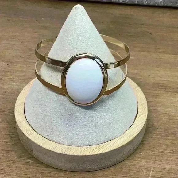 Avon Gold Cuff with White Center - Picture 1 of 3